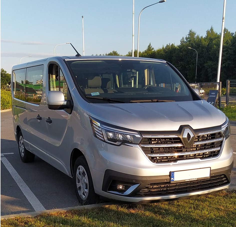 srebrne renault bus do przewozu osób